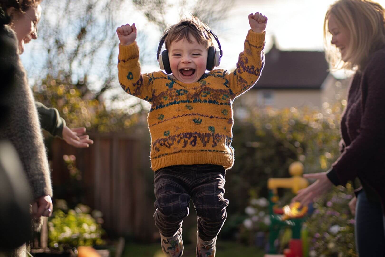 Un estudio ha demostrado que la IA también puede ser una herramienta útil en casa para ayudar a familias con hijos neurodivergentes para que promuevan su actividad física (Midjourney - RG)