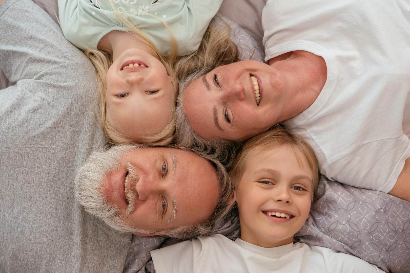 Descubren que los abuelos permiten casi 3 horas de pantallas al día