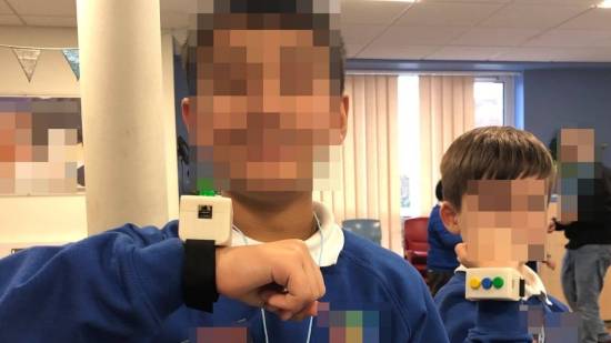 Pulsera de la amistad: una nueva tecnología que une a niños con diferentes formas de entender el mundo