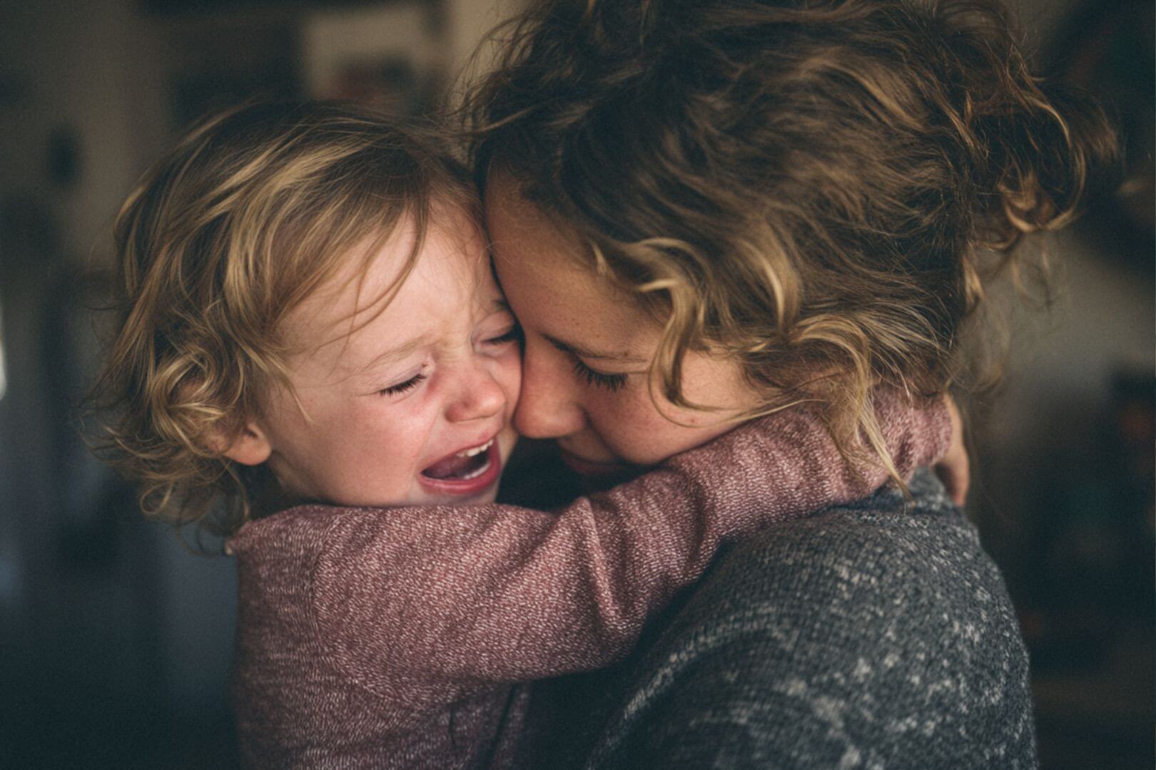 El llanto de un niño pequeño no es manipulación: es una llamada a ser abrazado y comprendido.