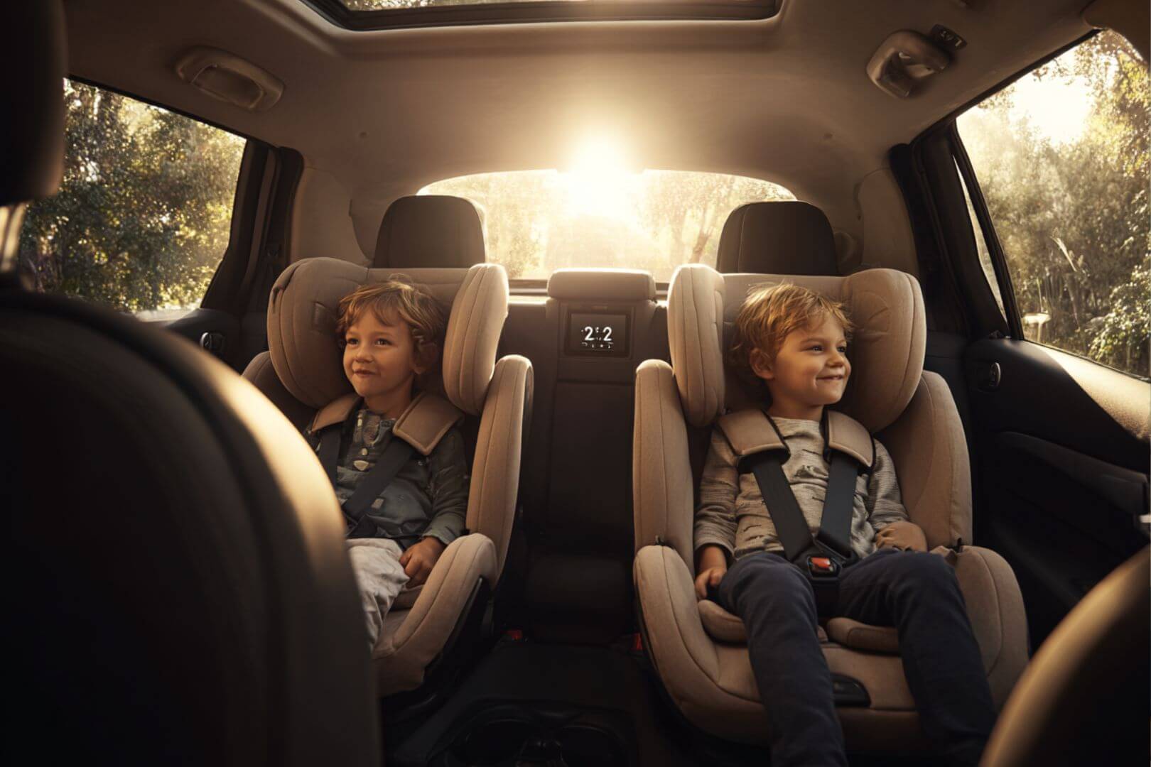Una temperatura interior de 22°C y niños bien sujetos en sus sillas: así empieza un viaje seguro y tranquilo.