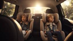 Una temperatura interior de 22°C y niños bien sujetos en sus sillas: así empieza un viaje seguro y tranquilo.