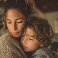 Una madre abraza a su hijo mientras afrontan juntos los retos de los trastornos alimentarios en la infancia
