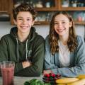 Dos jóvenes adolescentes en la cocina preparando comieda saludable