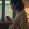 Mujer embarazada comiendo pasta en casa