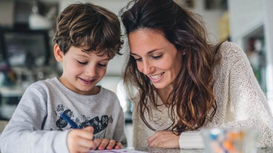 Una madre juega con su hijo
