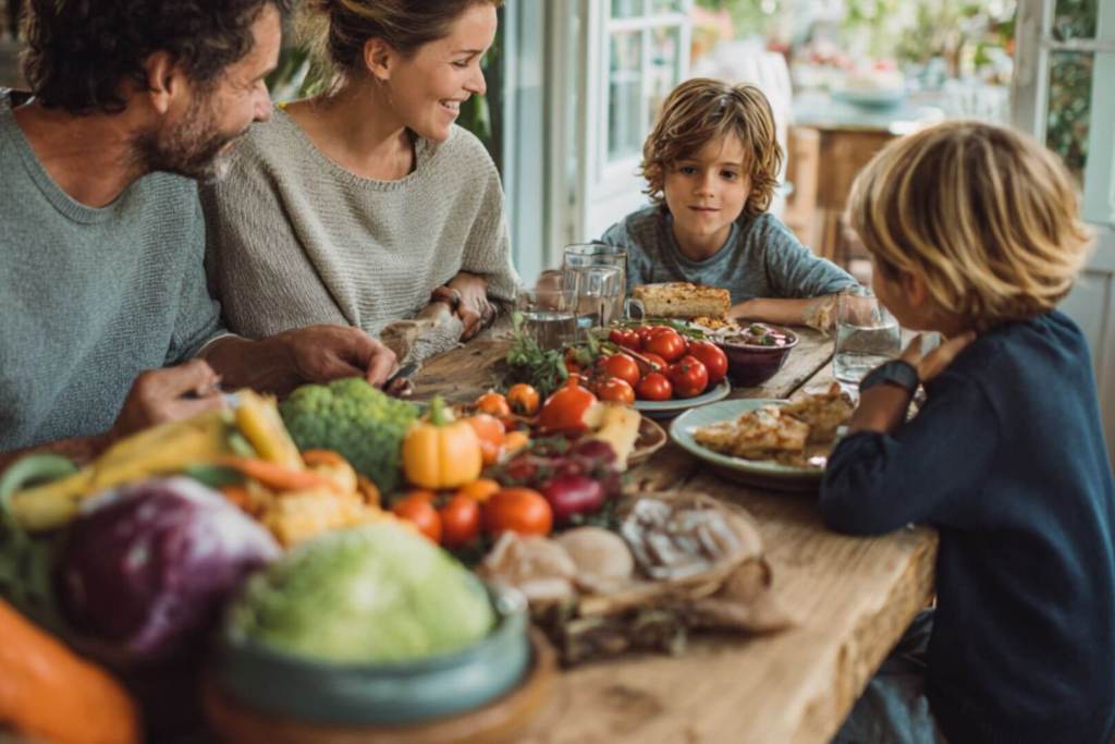 Una familia comiendo juntos alimentos saludables