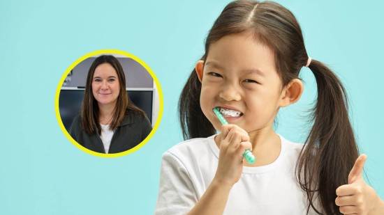 La doctora Almudena Herraiz en imagen de detalle sobre un retrato de una niña con rasgos asiáticos cepillándose los dientes