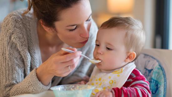 Por qué deberías dejar de soplar la comida de tu bebé para enfriársela