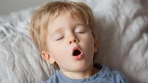 Que tu hijo respire por la boca no es normal (y conviene prestarle atención): una enfermera te cuenta cómo actuar