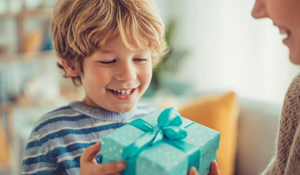 Cómo responder a tu suegra cuando regala algo a tu hijo que no te gusta.